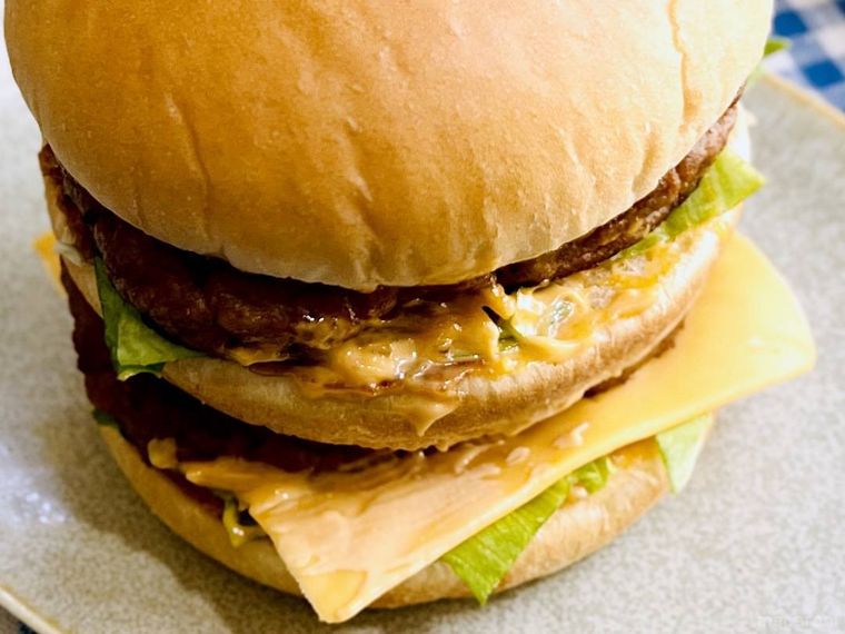 皿に盛られたバーガー