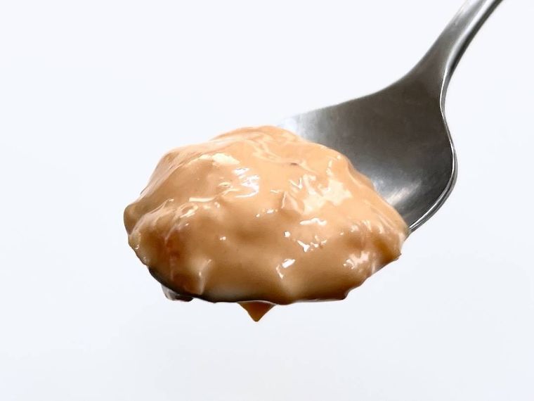 カルディのバーガーソースディップをスプーンですくった様子