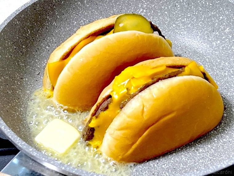 マクドナルドのダブルチーズバーガーをバターで焼いている様子