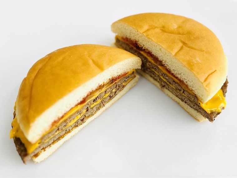 マクドナルドのダブルチーズバーガーを半分にカットした様子
