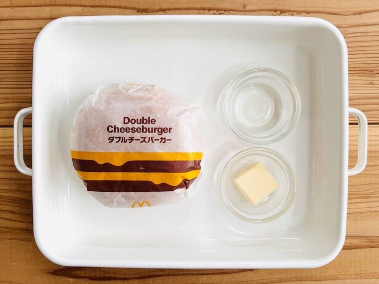 マクドナルドのダブルチーズバーガー、油、バターをバットに並べた様子