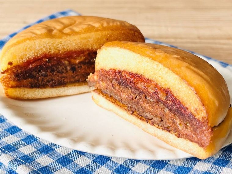 バターで焼いたダブルチーズバーガーを皿に盛り付けた様子