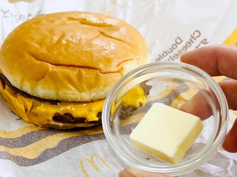 マクドナルドのダブルチーズバーガーとバター
