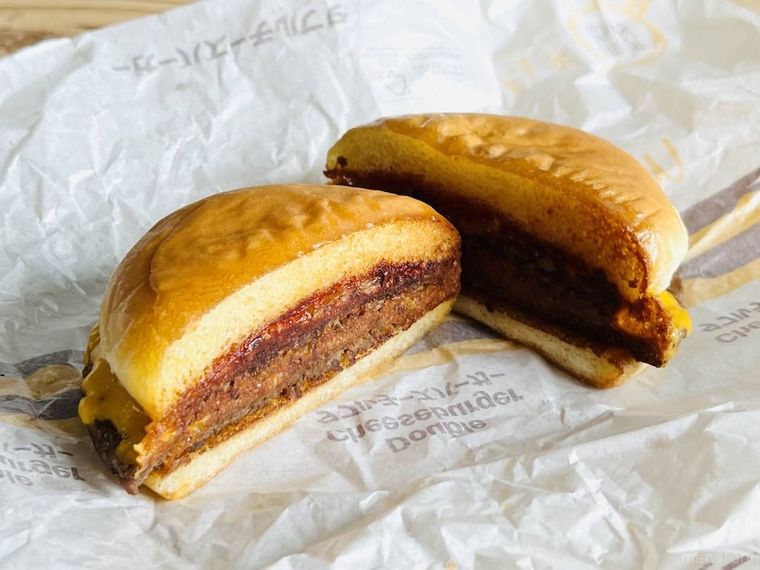 断面をバターで焼いたダブルチーズバーガー