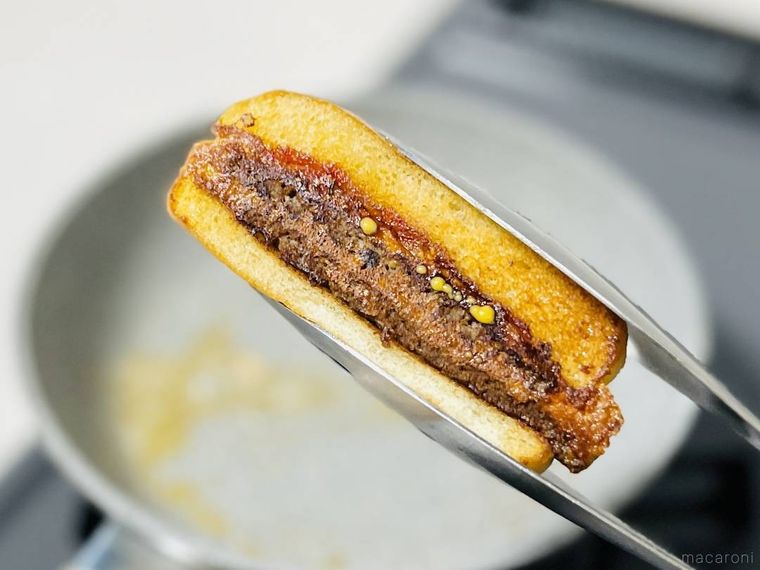 バターで焼いたダブルチーズバーガーの断面