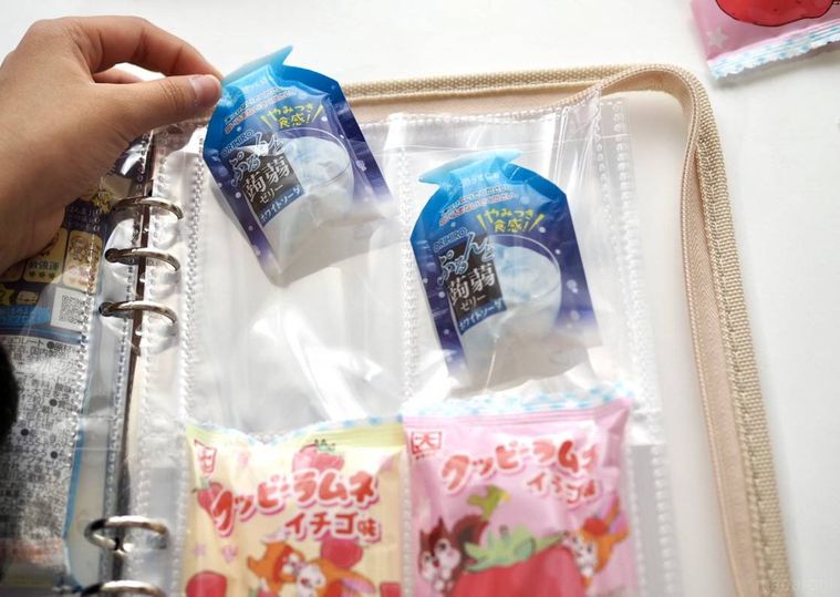 リフィルにお菓子をいれているところ