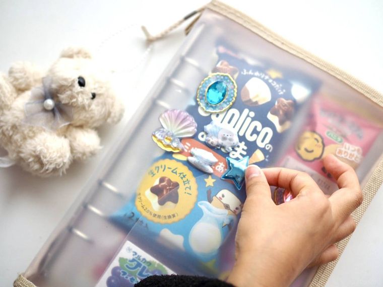 表紙をデコレーションしているところ