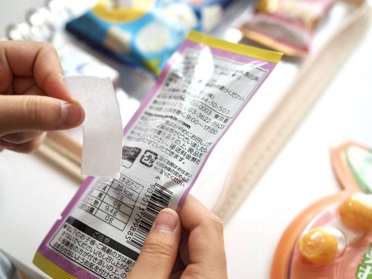 お菓子を貼っているところ