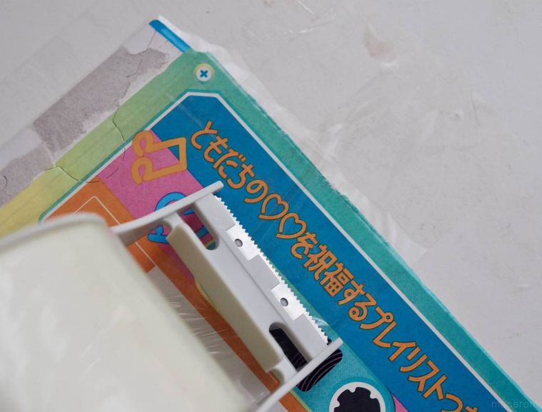 テープを貼っているところ