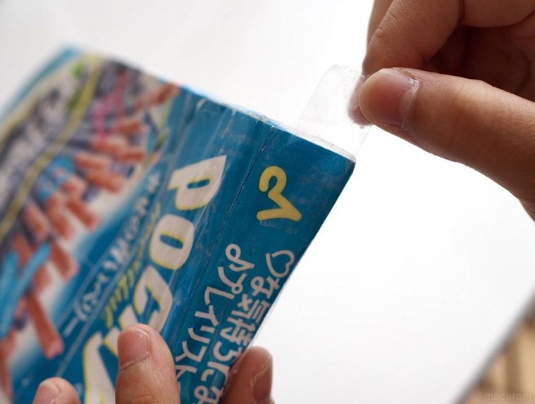 箱を組み立てているところ