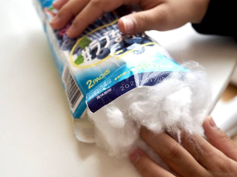 綿をつめているところ