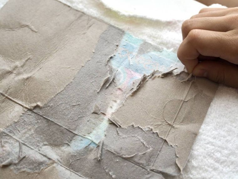 裏紙を剥がしているところ