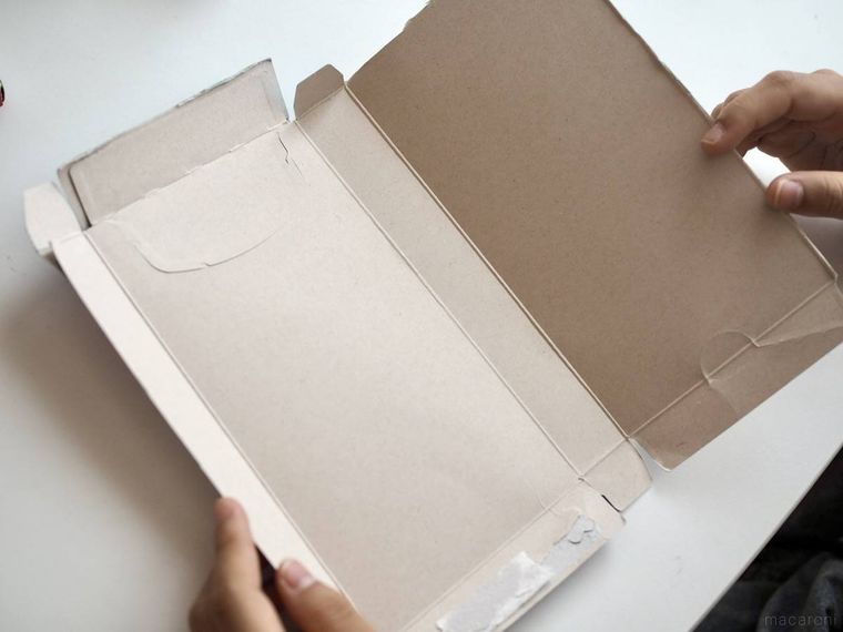 お菓子の箱を開いているところ