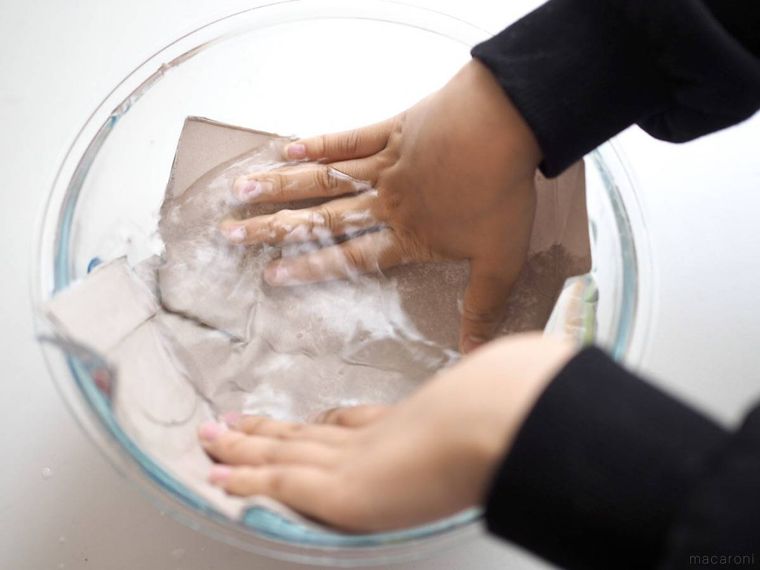 箱をお湯に浸しているところ