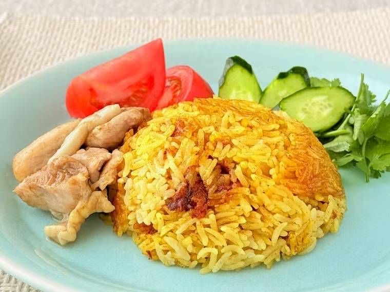 カレーピラフ、サラダ、チキンをワンプレートに盛り付けた様子