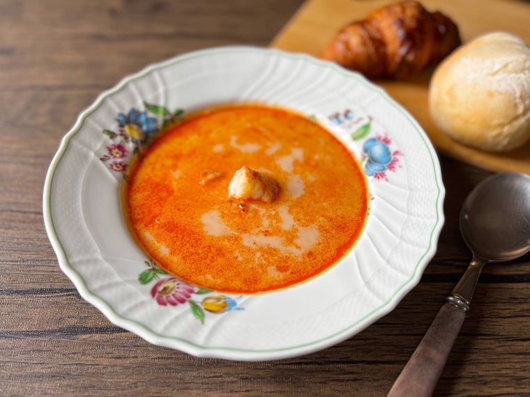 スープ皿に盛られた海老のビスク