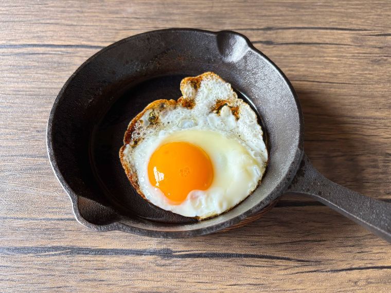 スキレットで焼いた目玉焼き