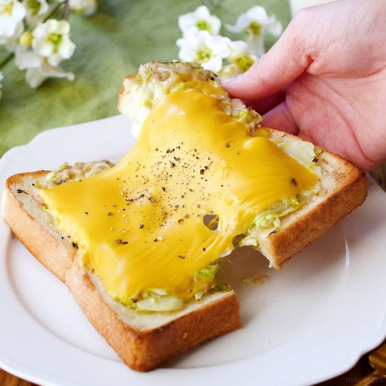 朝ごはんに。ツナメルト風キャベツトースト