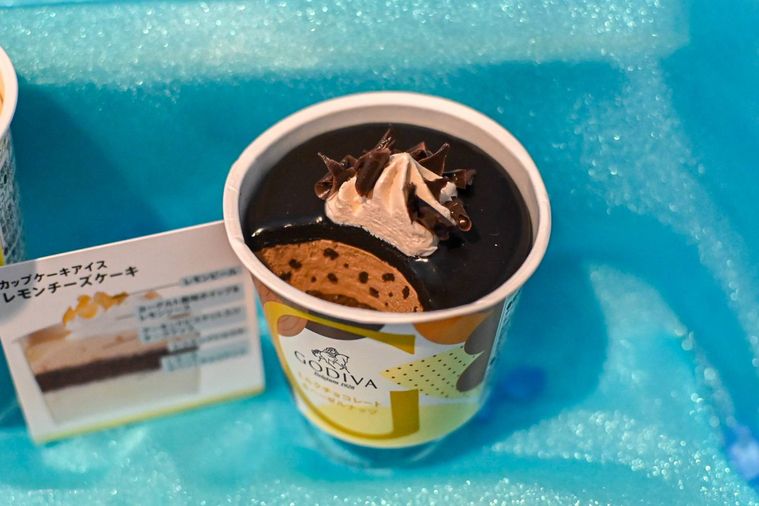 チョコレートフレーバーのケーキアイス
