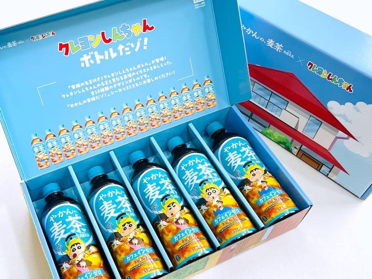 家族の名言付きクレヨンしんちゃんボトルの特別 BOXを2箱並べた様子