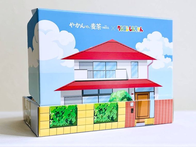 家族の名言付きクレヨンしんちゃんボトルの特別 BOXを開けた様子