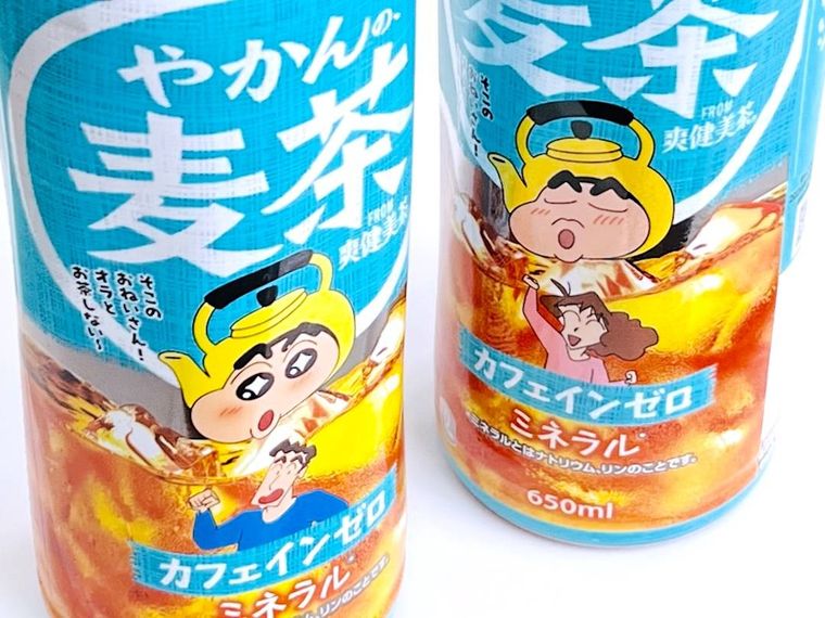 家族の名言付きクレヨンしんちゃんボトルを2本並べた様子