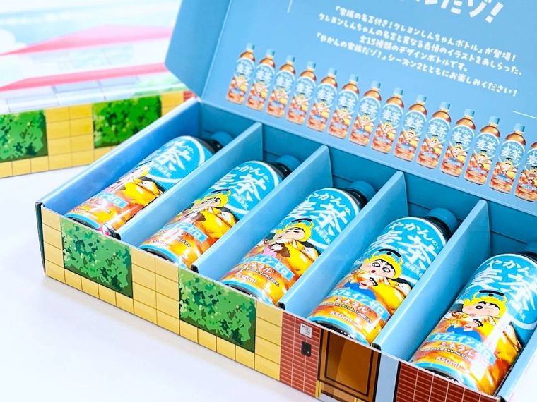家族の名言付きクレヨンしんちゃんボトルの特別 BOXを開けた様子