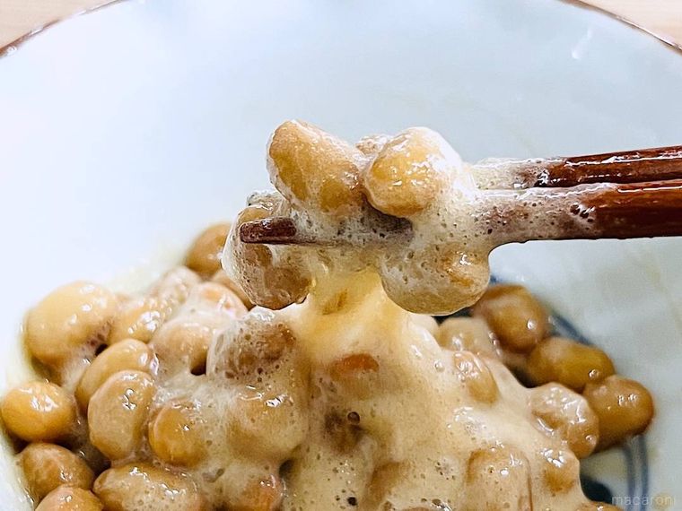 納豆を箸ですくっている様子