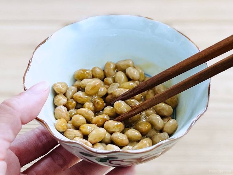 納豆をかき混ぜている様子