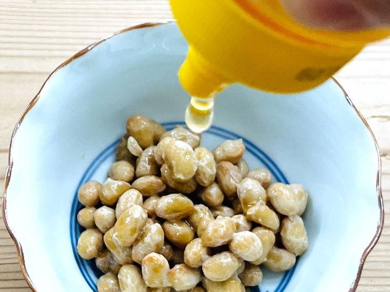 納豆にはちみつをかけている様子