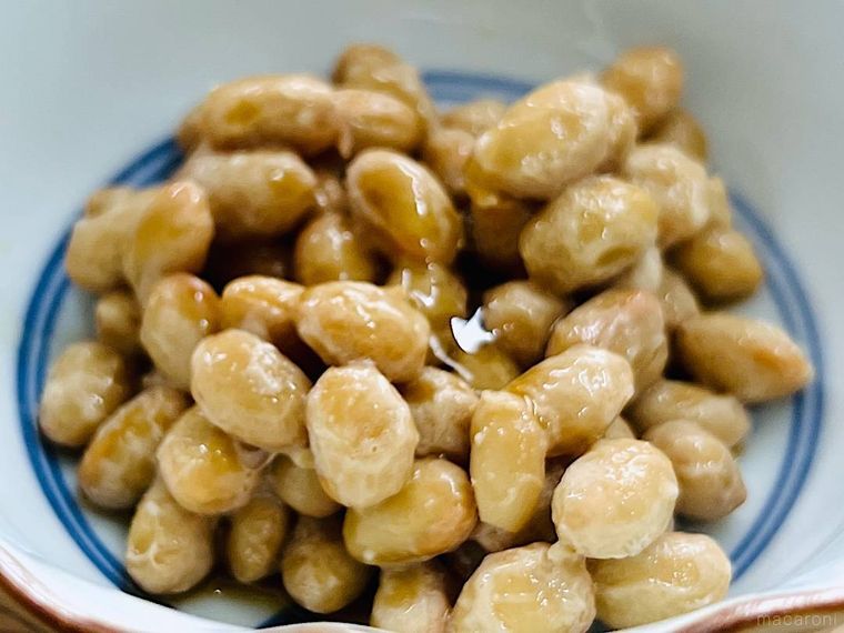 はちみつとたれをかけた納豆