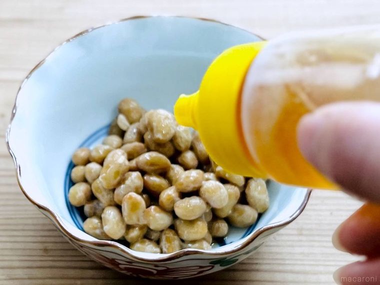 納豆にはちみつをかけている様子