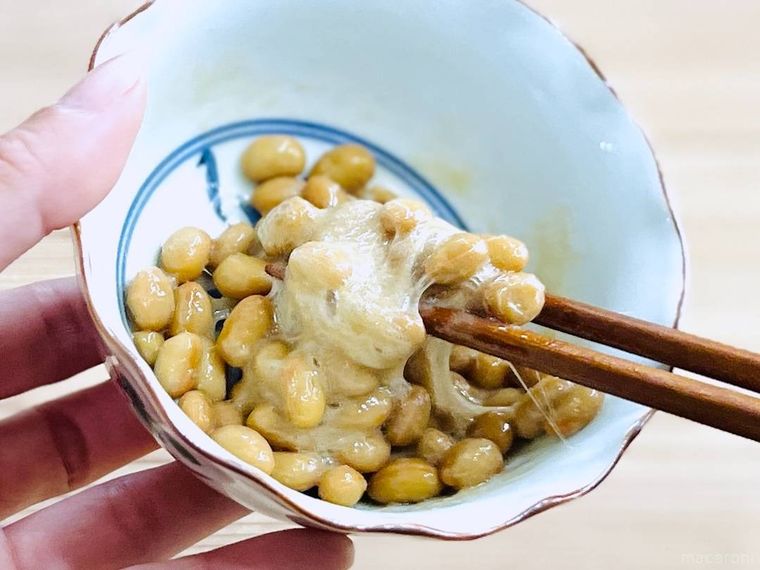 納豆を箸ですくっている様子