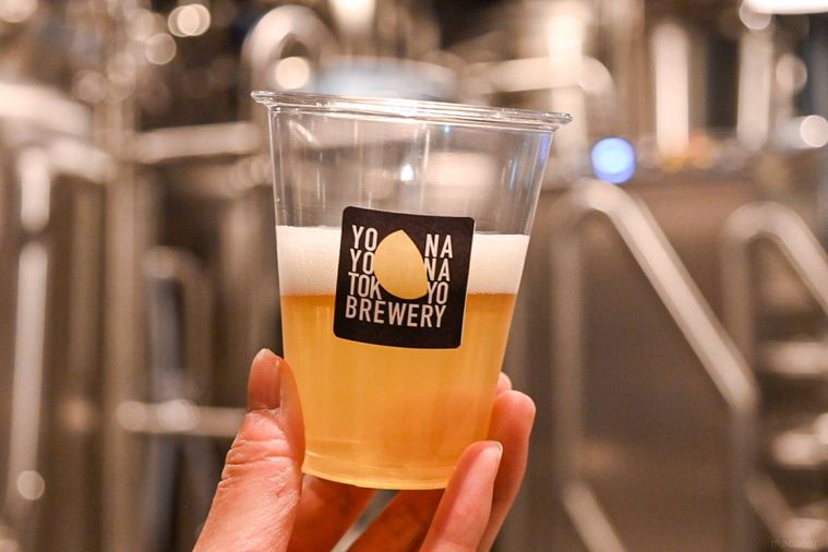 ビールが入ったプラカップを持っているところ