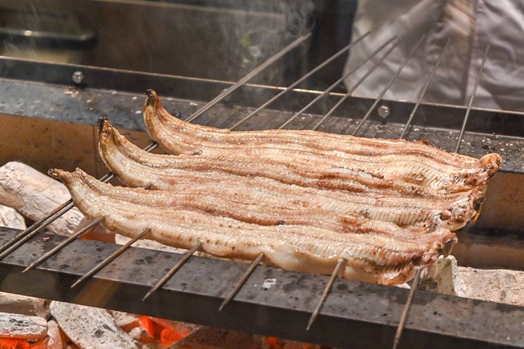 うなぎを焼いているところ