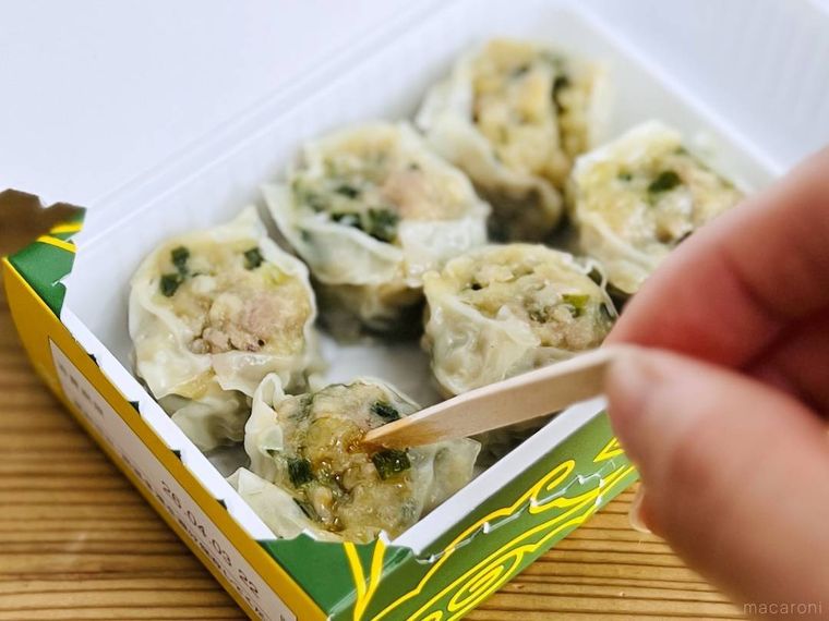 崎陽軒のギヨウザを爪楊枝で刺している様子