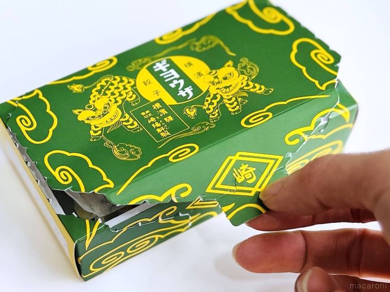 崎陽軒のギヨウザを開けている様子