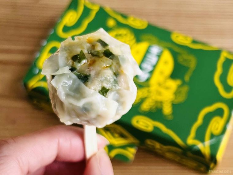 崎陽軒のギヨウザを爪楊枝で刺した様子