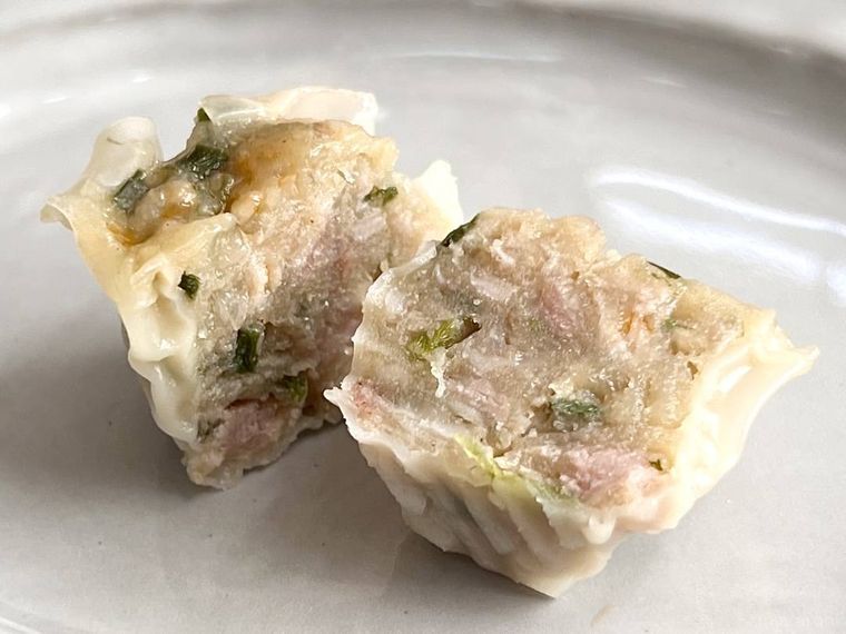 崎陽軒のギヨウザを半分にカットした様子