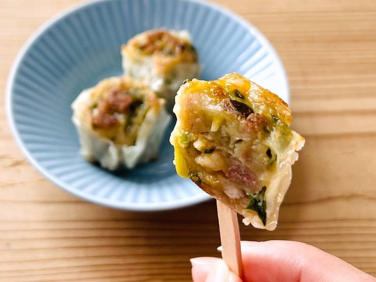 焼いた崎陽軒のギヨウザを爪楊枝で刺した様子