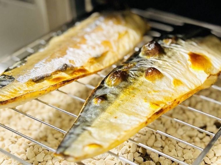 グリル敷石を敷いたグリルで魚を焼いた様子