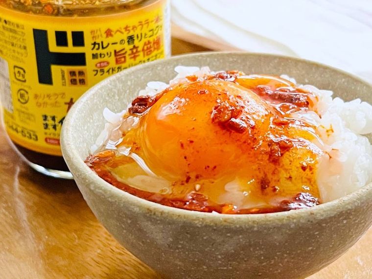 ドン・キホーテのガバガバ食べられるラー油 カレー風味を卵かけごはんにかけた様子