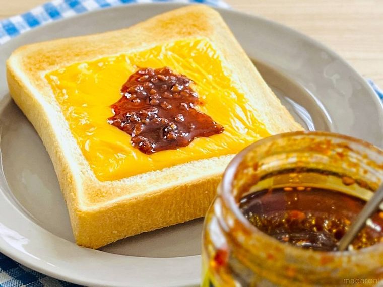 ドン・キホーテのガバガバ食べられるラー油 カレー風味をチーズトーストにかけた様子