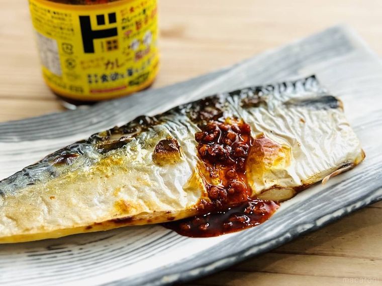 ドン・キホーテのガバガバ食べられるラー油 カレー風味を焼きさばにかけた様子
