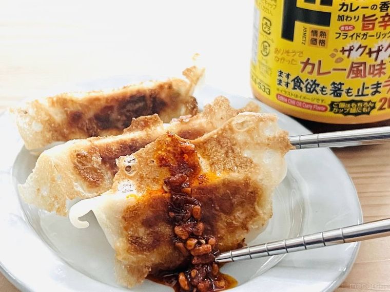 ドン・キホーテのガバガバ食べられるラー油 カレー風味を餃子にかけた様子