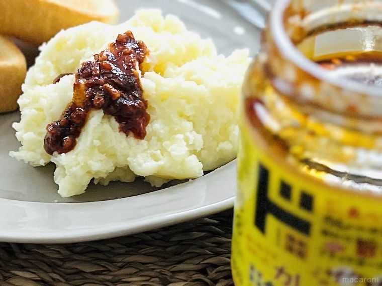 ドン・キホーテのガバガバ食べられるラー油 カレー風味をマッシュポテトにかけた様子