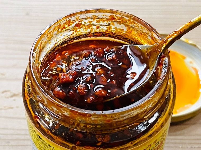 ドン・キホーテのガバガバ食べられるラー油 カレー風味をスプーンですくっている様子