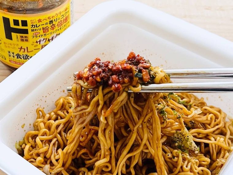 ドン・キホーテのガバガバ食べられるラー油 カレー風味をカップ焼きそばにかけた様子
