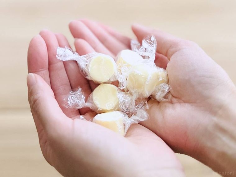 キャンディチーズを手のひらにのせた様子