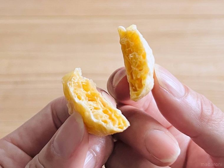 キャンディチーズで作ったチーズスナックを半分に割った様子